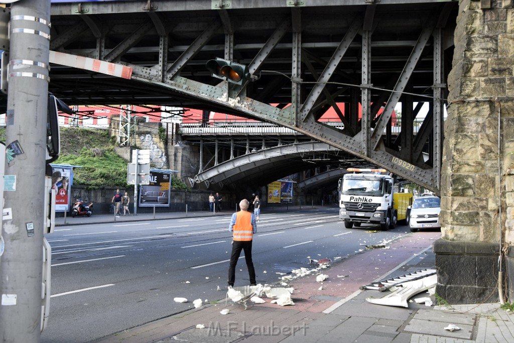 LKW blieb unter Bruecke haengen Koeln Deutz Opladenerstr Deutz Muelheimerstr P106.JPG - Miklos Laubert